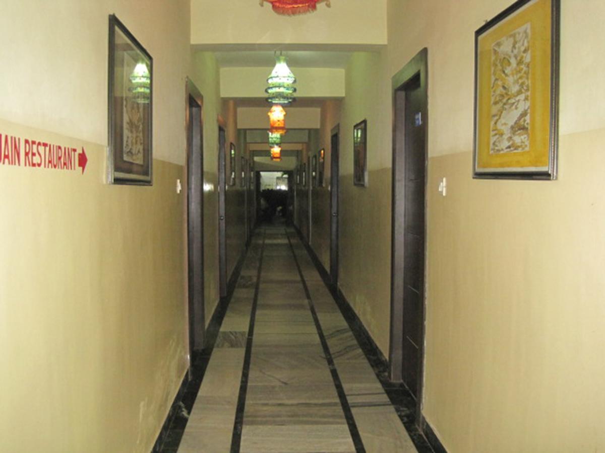 Hotel Arya Palace Puri Zewnętrze zdjęcie
